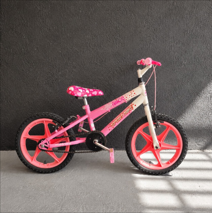 Bicicleta infantil rosa aro 16, Sport Bike Alice, com luz de janela no piso cinza