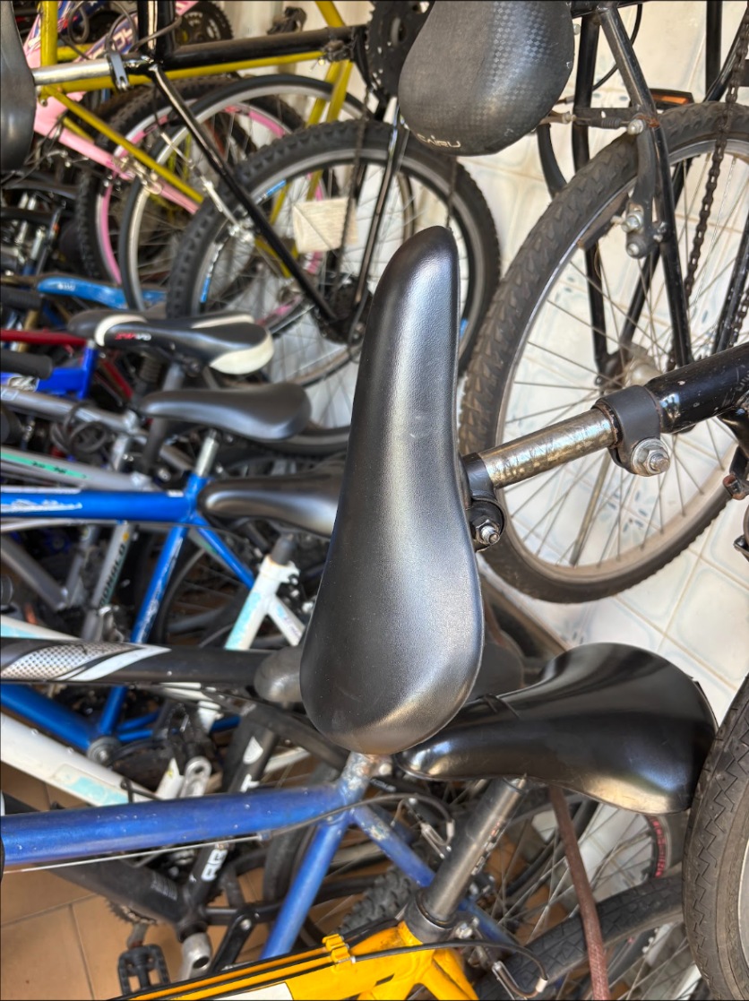 Selins e quadros de bicicleta lado a lado no estoque da Giro Bike