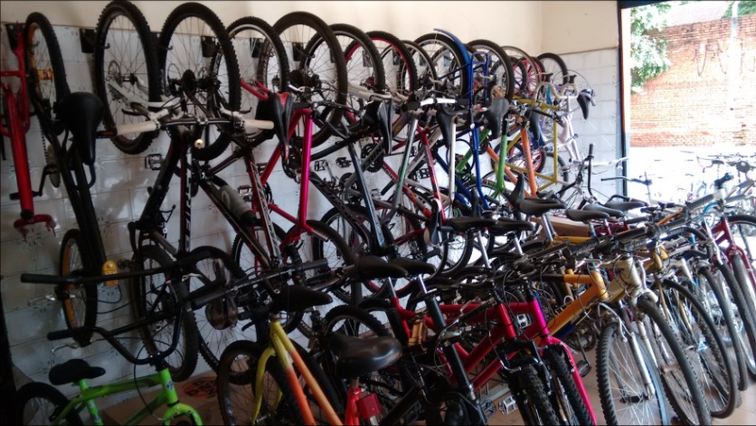 Parede da Giro Bike com bicicletas penduradas pelas rodas em ganchos, do chão ao teto